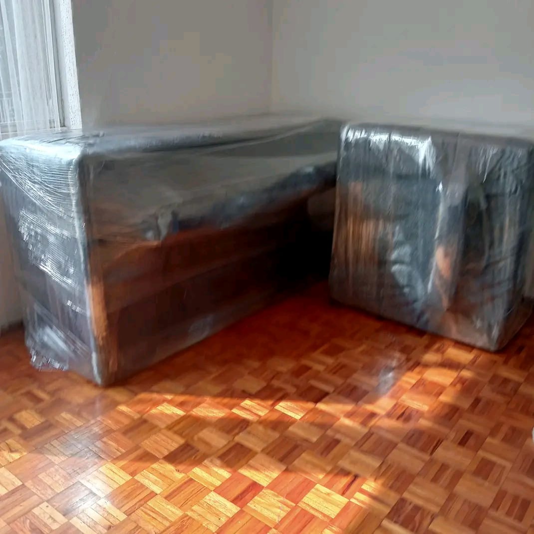 Muebles protegidos con playo y cobijas