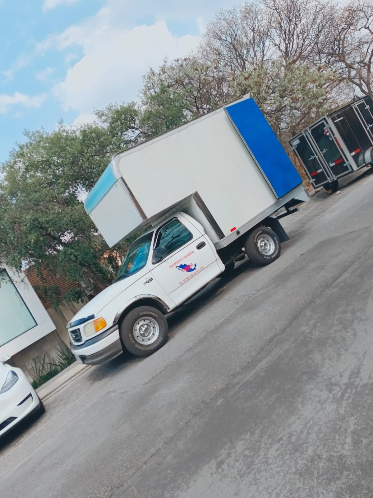 Camión de caja alta en operación